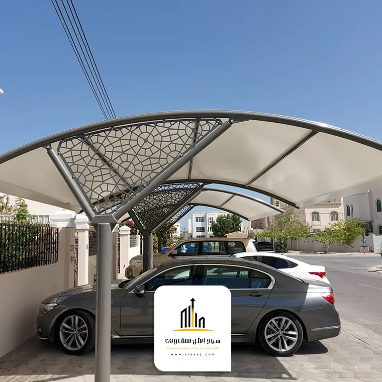 سواتر حديثة بتصميم أنيق تحمي واجهة منزل عصري في الرياض، تظهر دمجًا مثاليًا بين الوظيفة والجمال المعماري.