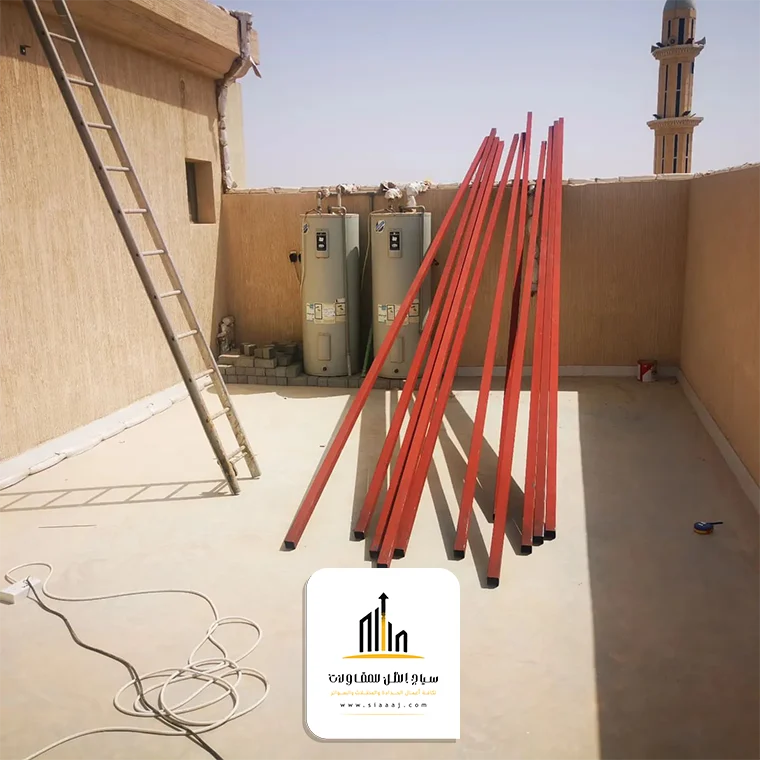 توضيح لأجود المواد المستخدمة في مظلات سياج الظل: هياكل معدنية قوية، أقمشة عالية الجودة (PVC، HDPE)، وخشب طبيعي، مما يؤكد تفوق حداد مظلات الرياض في اختيار الخامات.