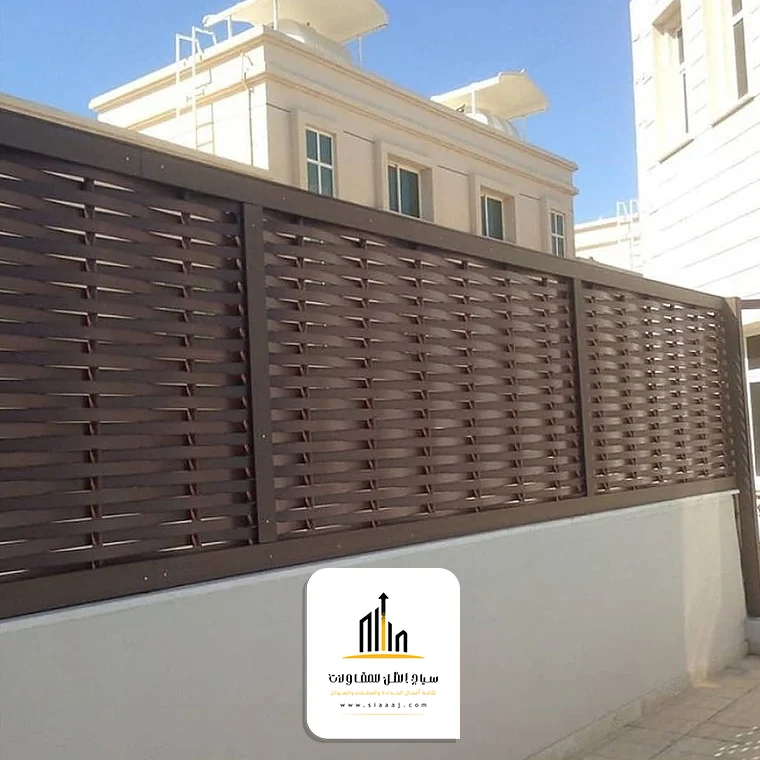 سواتر خشبية مجدولة أنيقة تحيط بمنزل في الرياض، توفر خصوصية وتضفي جمالًا طبيعيًا على الحديقة.